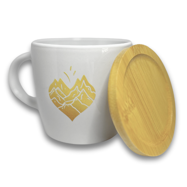 kubek-z-nadrukiem-gorskim-i-pokrywą-bambusową